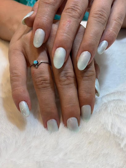 Crack Nails & Paws